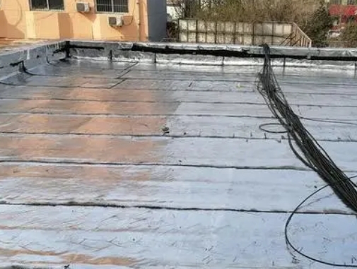 百色卫生间漏水维修公司分享下百色屋面楼顶防水刚性防水层施工要点。